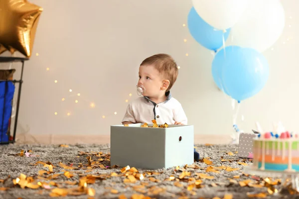 Lindo Niño Con Caja Confeti Sentado Alfombra Casa — Foto de Stock