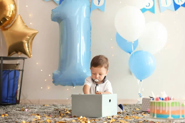 Lindo Niño Jugando Con Confeti Primer Cumpleaños Casa — Foto de Stock