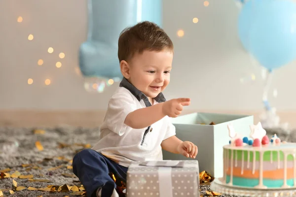 Cute Little Boy Gift Box Birthday Cake Sitting Carpet Room — Stock Photo, Image