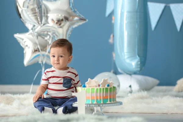 Menino Bonito Com Bolo Aniversário Sentado Tapete Fofo Quarto — Fotografia de Stock