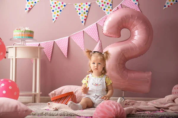 Linda Niña Sentada Alfombra Habitación Decorada Para Fiesta Cumpleaños — Foto de Stock