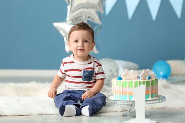 部屋にふわふわの敷物の上に座っての誕生日ケーキとかわいい男の子 — ストック写真