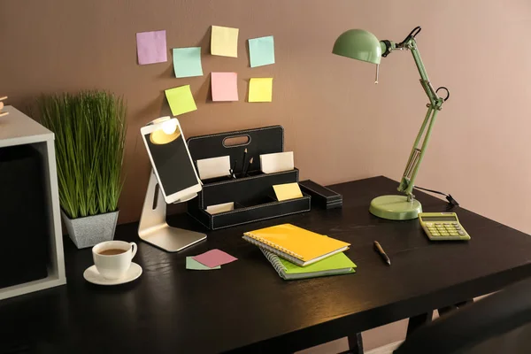 Elegante Lugar Trabajo Con Tablet Cerca Pared Color Mesa Oficina —  Fotos de Stock