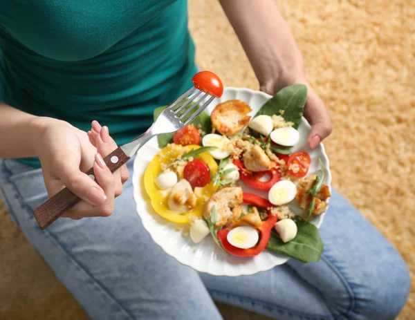 Jovem Mulher Comendo Salada Frango Saboroso Com Legumes Enquanto Sentado — Fotografia de Stock