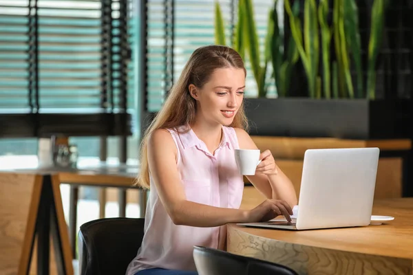 Jovem Freelancer Bebendo Café Enquanto Trabalhava Laptop Café — Fotografia de Stock