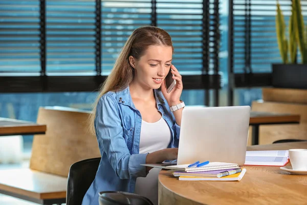 Junge Freiberuflerin Spricht Mit Dem Handy Während Sie Café Laptop — Stockfoto