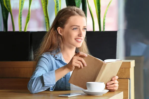 Young Woman Reading Book Cafe — Stock Photo, Image