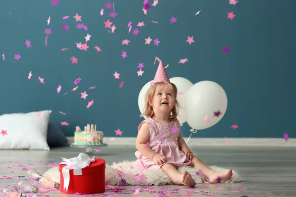 Ładna Dziewczynka Urodziny Party Cap Gry Konfetti Pomieszczeniu — Zdjęcie stockowe