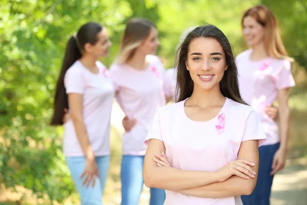 Vacker Kvinna Med Rosa Bandet Utomhus Breast Cancer Koncept — Stockfoto