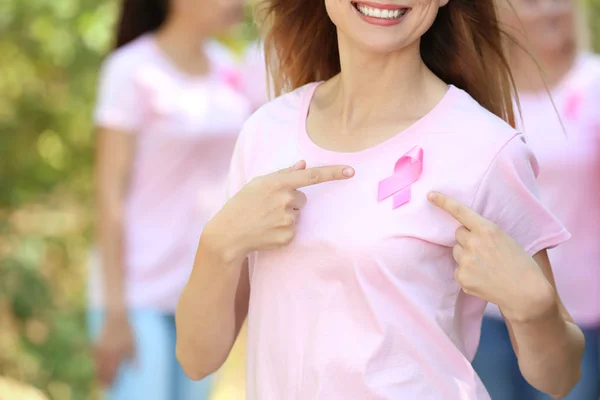 Mulher Bonita Com Fita Rosa Livre Conceito Câncer Mama — Fotografia de Stock