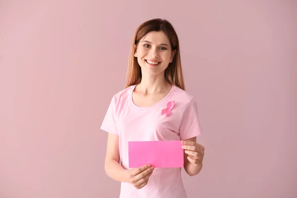 Hermosa Mujer Con Tarjeta Retención Cinta Rosa Sobre Fondo Color — Foto de Stock