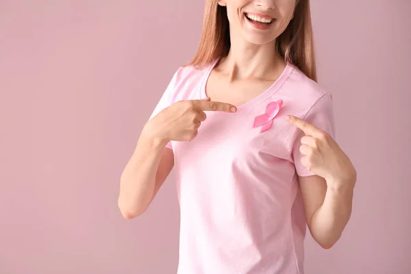 Hermosa Mujer Con Cinta Rosa Sobre Fondo Color Concepto Cáncer — Foto de Stock