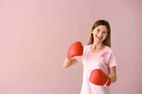 美丽的女人与粉红色丝带和拳击手套的颜色背景 乳癌概念 — 图库照片