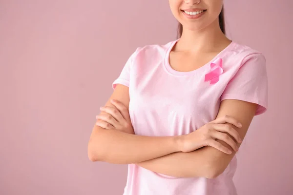 Hermosa Mujer Con Cinta Rosa Sobre Fondo Color Concepto Cáncer — Foto de Stock