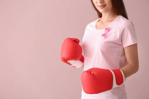 ピンクのリボンと色の背景上のボクシング グローブの美しい女性 乳房癌の概念 — ストック写真