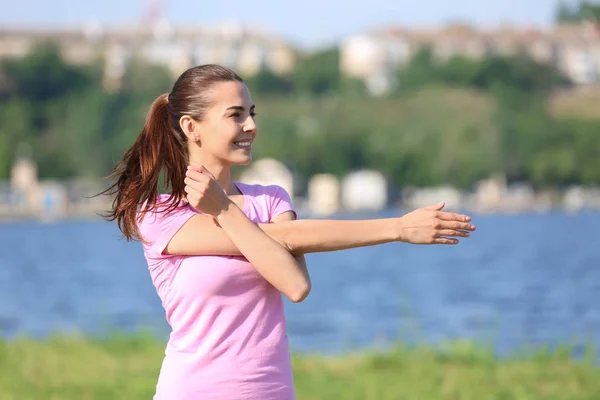 Hermosa Joven Entrenando Aire Libre — Foto de Stock