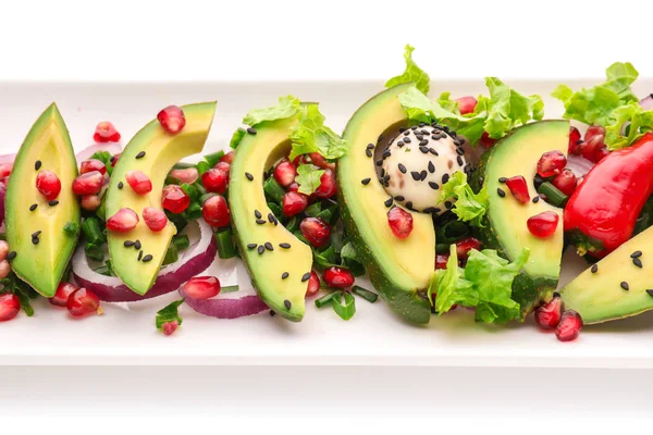 Assiette Avec Savoureuse Salade Avocats Sur Fond Blanc — Photo