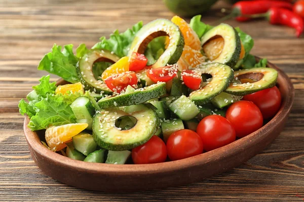 Salade Savoureuse Avec Avocat Mûr Sur Assiette — Photo