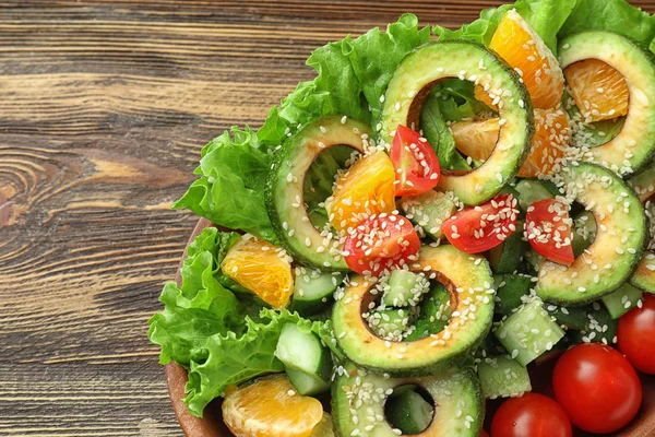 Salade Savoureuse Avec Avocat Mûr Sur Assiette — Photo