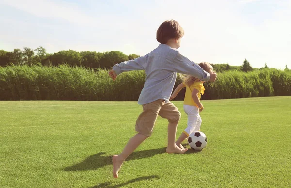 Bambini Piccoli Carini Che Giocano Calcio Nel Parco Nella Giornata — Foto Stock