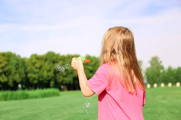 Χαριτωμένο Μικρό Κορίτσι Φυσώντας Φυσαλίδες Στο Πάρκο Ηλιόλουστη Ημέρα — Φωτογραφία Αρχείου