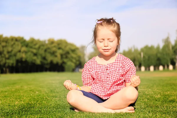 Carina Bambina Che Pratica Yoga Nel Parco Nella Giornata Sole — Foto Stock