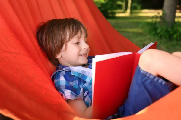 Schattige Kleine Jongen Leesboek Park — Stockfoto