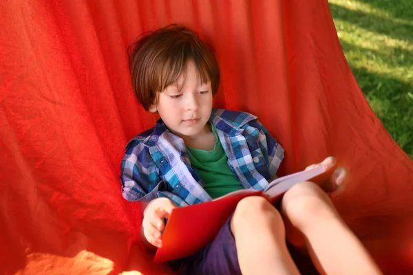 Schattige Kleine Jongen Leesboek Park Zonnige Dag — Stockfoto