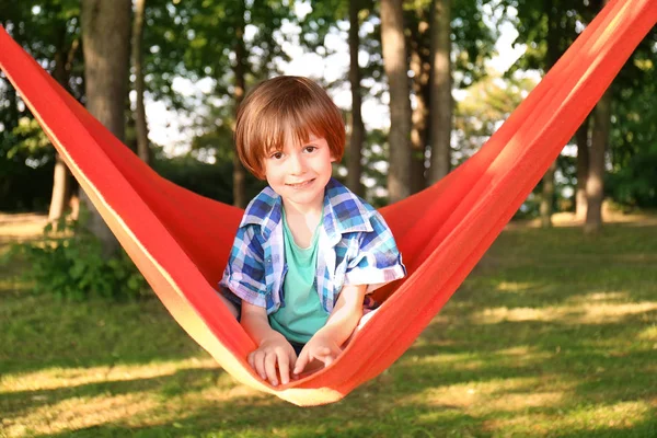 Милый Маленький Мальчик Отдыхает Гамаке Солнечный День Открытом Воздухе — стоковое фото