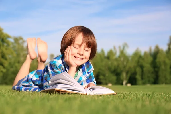Schattige Kleine Jongen Leesboek Park Zonnige Dag — Stockfoto