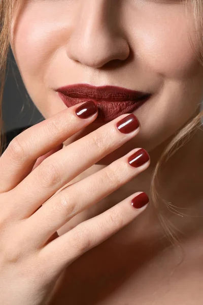 Modne Młoda Kobieta Piękny Manicure Zbliżenie — Zdjęcie stockowe