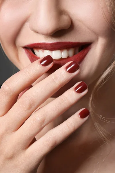 Mujer Joven Moda Con Manicura Hermosa Primer Plano —  Fotos de Stock