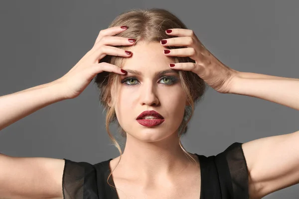 Mujer Joven Moda Con Manicura Hermosa Sobre Fondo Gris — Foto de Stock