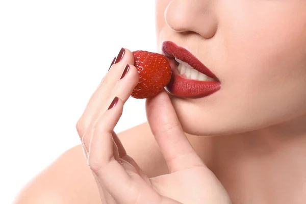 Giovane Donna Sexy Con Fragola Sfondo Bianco Primo Piano — Foto Stock