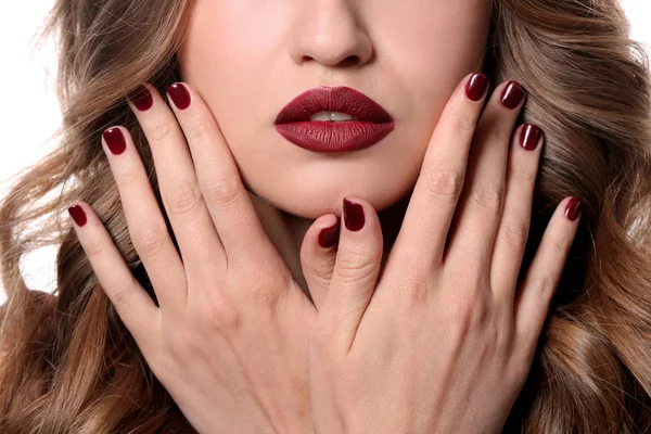 Modne Młoda Kobieta Piękny Manicure Białym Tle Zbliżenie — Zdjęcie stockowe