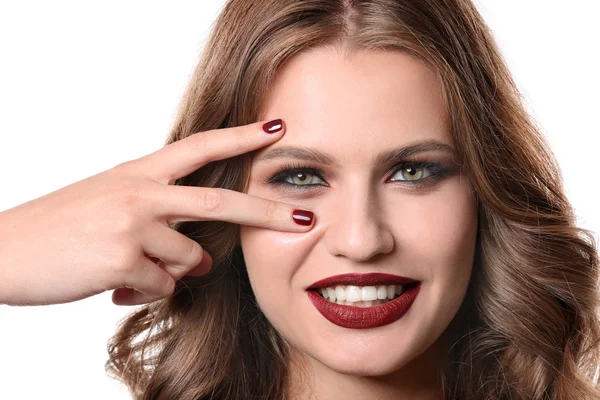 Mujer Joven Moda Con Manicura Hermosa Sobre Fondo Blanco — Foto de Stock