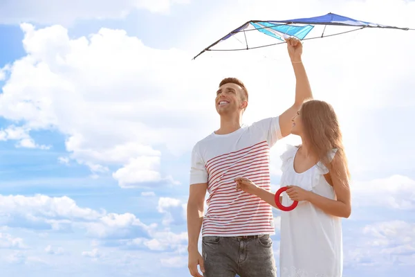 幸せな若いカップル屋外凧 — ストック写真