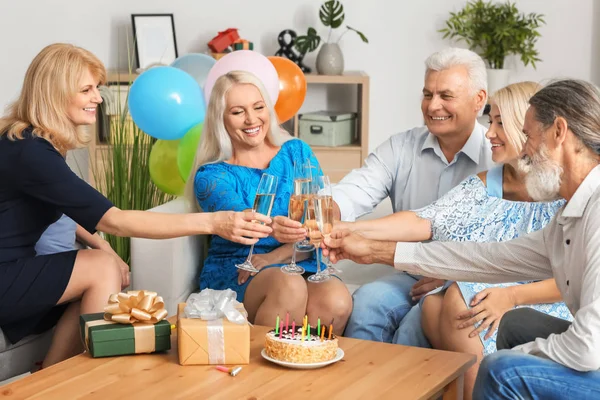 Зрелые Люди Празднуют День Рождения Шампанским Помещении — стоковое фото