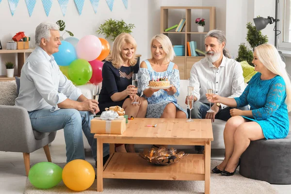 Mogna Människor Firar Födelsedag Med Välsmakande Tårta Och Champagne Inomhus — Stockfoto