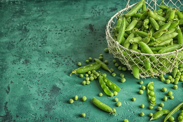 Basket Green Peas Table — Stock Photo, Image