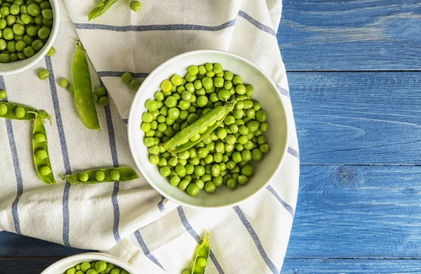 Cuenco Con Guisantes Verdes Mesa Madera — Foto de Stock