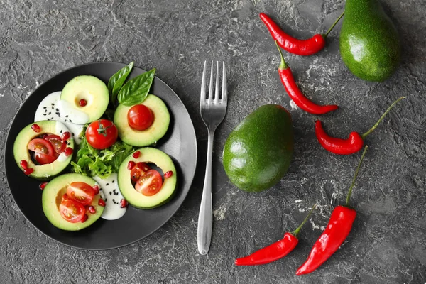 Samenstelling Met Rijpe Avocado Tomaten Kruiden Chilipepertjes Donkere Achtergrond — Stockfoto