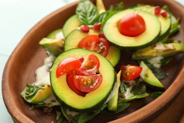 Assiette Avec Salade Avocats Savoureux Sur Table Gros Plan — Photo