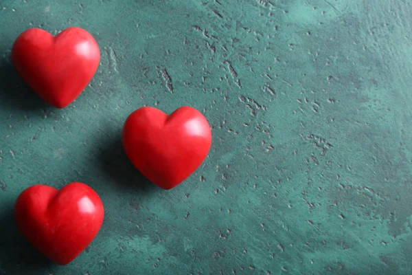 Röda Hjärtan Grön Bakgrund — Stockfoto