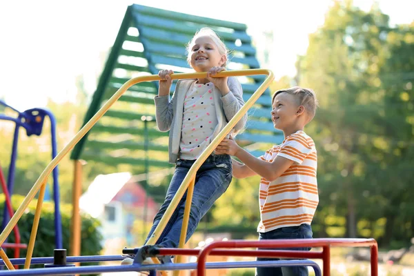 Bonito Crianças Divertindo Livre Parque Infantil — Fotografia de Stock