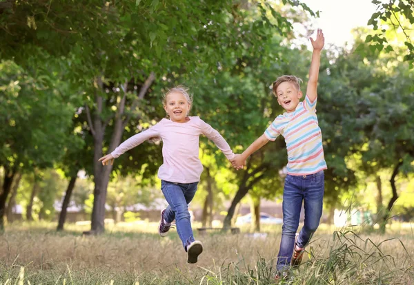 Niedliche Kleine Kinder Die Spaß Freien Haben — Stockfoto