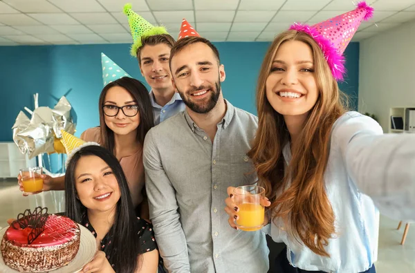 Mujer Joven Tomando Selfie Con Sus Colegas Fiesta Cumpleaños Oficina —  Fotos de Stock