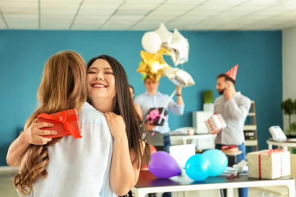 Mujeres Jóvenes Con Caja Regalo Abrazos Fiesta Cumpleaños Oficina — Foto de Stock