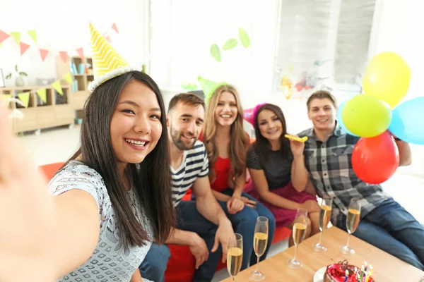 Mujer Joven Tomando Selfie Con Sus Amigos Fiesta Cumpleaños Interior —  Fotos de Stock