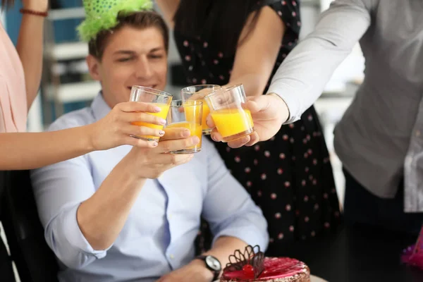 Jonge Collega Rammelende Glazen Partij Van Kindverjaardag Kantoor — Stockfoto